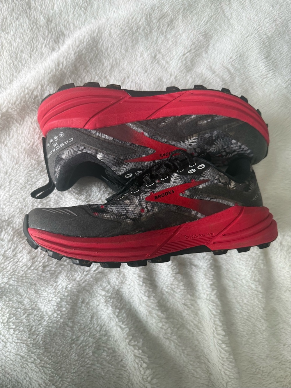 Brooks Women’s Trail Cascadia 16 - Red & Gray